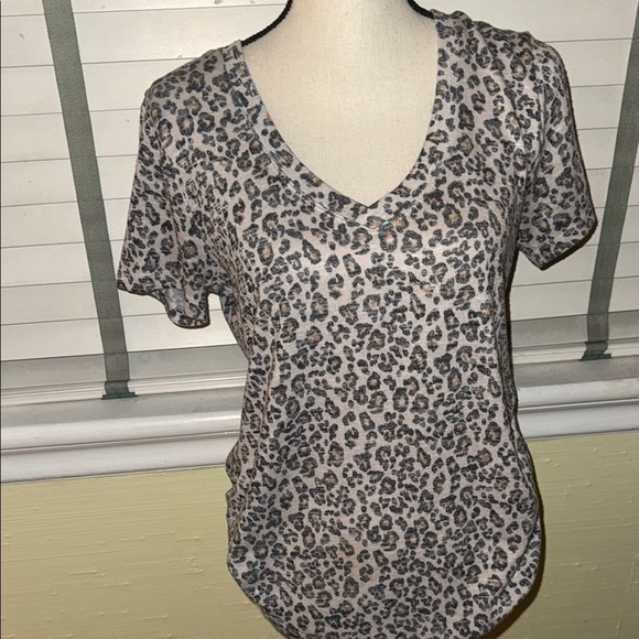 ‘Kailey Beige’ Relaxed V Neck Leopard Tee - Picture 5 of 7